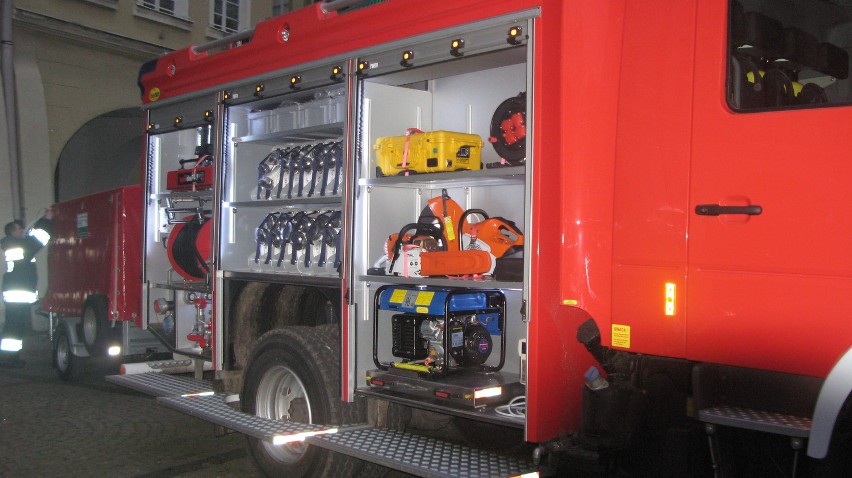 Wóz dla strażaków Jelenia Góra: Dostali nowy samochód, bo stary padł po powodzi