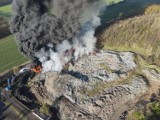 Pożar składowiska opon na nagraniu z drona. Te zdjęcia pokazują jaką powierzchnie objął ogień [WIDEO]
