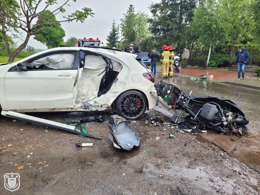 Wypadek we Frydrychowicach. Motocykl Patryka wgniótł lewy...