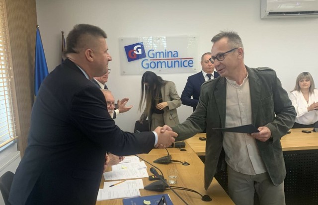 Pierwsza sesja nowej rady gminy w gminie Gomunice. Paweł Olejniczak odbiera zaświadczenie o wyborze na wójta gminy