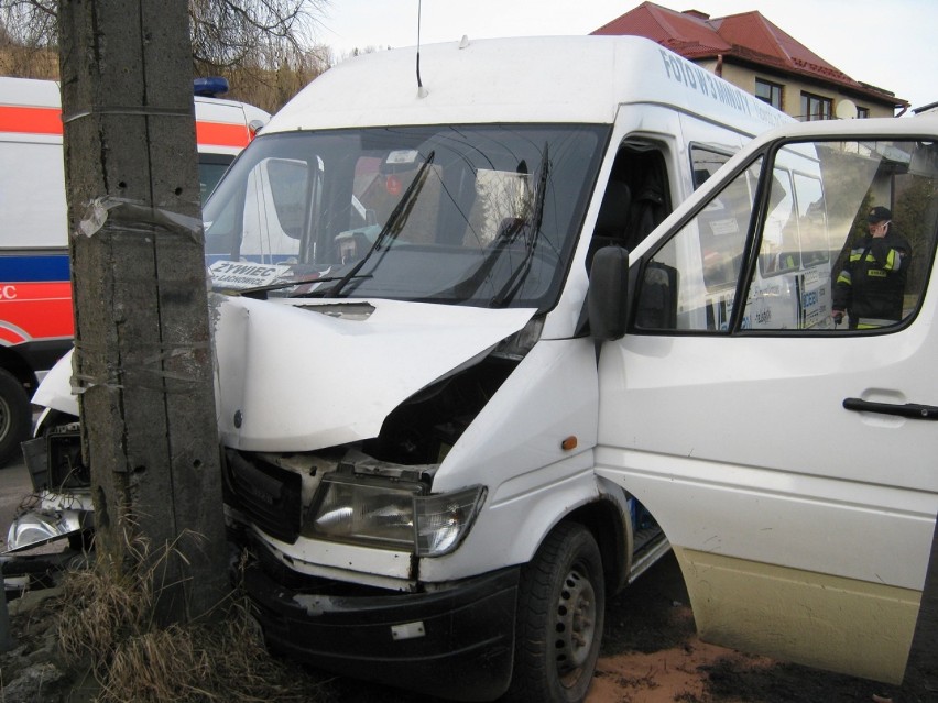Wypadek busa w Pewli Wielkiej. Samochód wjechał w słup energetyczny