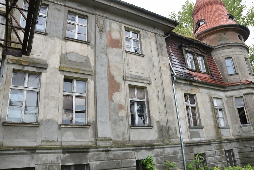 Neobarokowy pałac w Karczewie szuka nowego właściciela. Obiekt wystawiono na sprzedaż