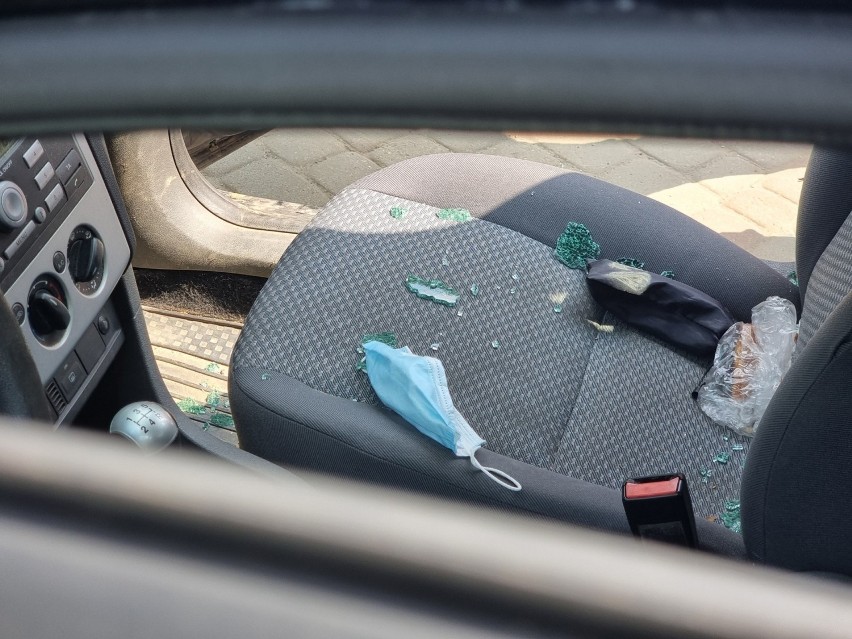 18-miesięczne dziecko zatrzaśnięte w samochodzie w Przemyślu. Strażacy wybili szybę [ZDJĘCIA]