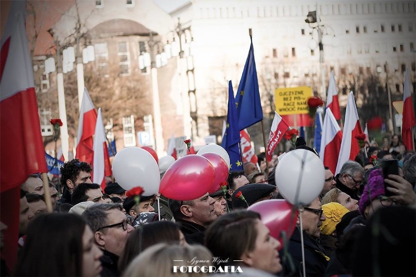 Katowice: Manifestacja w obronie demokracji [demonstracja KOD]. Zobacz zdjęcia