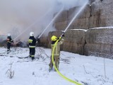 Powiat malborski. Raport KP PSP Malbork za poprzedni tydzień. 10 godzin przy stercie słomy, ponad 5 godzin przy ciężarówce