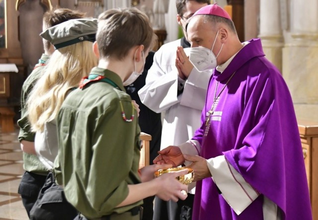 Podczas niedzielnej Mszy Świętej w radomskiej Katedrze, miało miejsce uroczyste przekazanie Betlejemskiego Światełka Pokoju - ognia odpalonego w Grocie Narodzenia w Betlejem, przekazywanego z rąk do rąk przez harcerzy i harcerki. Światło odebrał biskup Marek Solarczyk.
>
