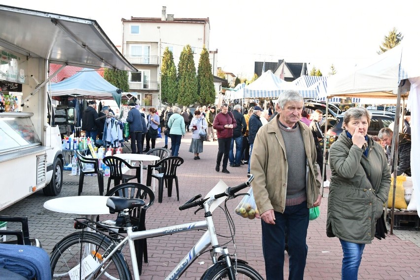 Mnóstwo ludzi na targowisku w Busku-Zdroju w środę, 26 października