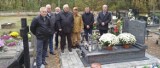 Poddębiccy strażacy PSP pamiętali o swoich zmarłych kolegach. Znicze na grobach ZDJĘCIA