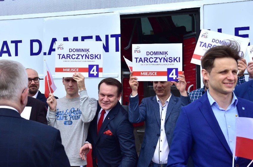 Świętokrzyski poseł Prawa i Sprawiedliwości Dominik Tarczyński w Kielcach rozdawał flagi Polski i zaprezentował swój wyborczy autobus
