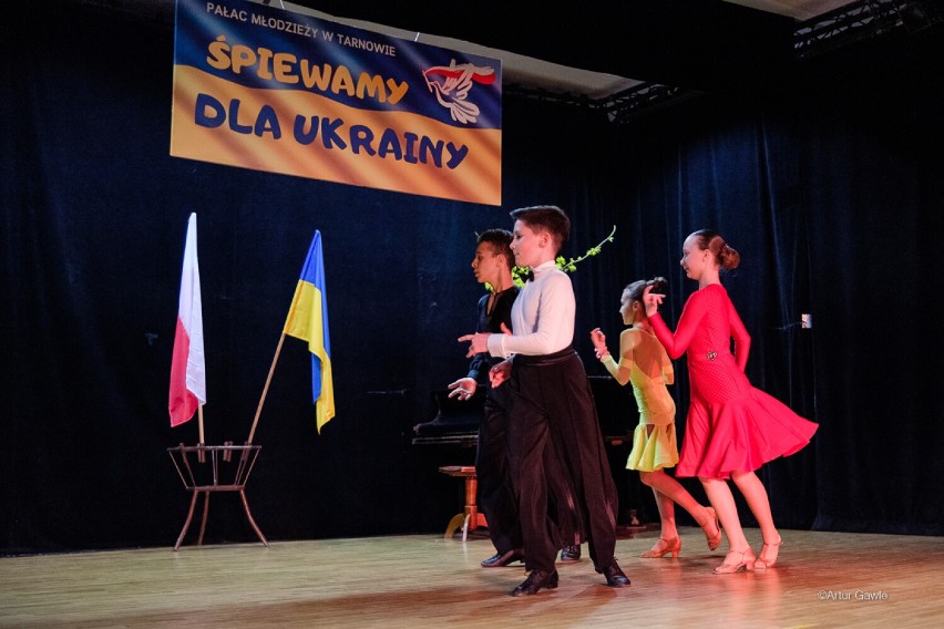 W Pałacu Młodzieży w Tarnowie śpiewali i tańczyli dla...