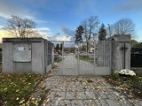 Zapomniany cmentarz Mogilski w Krakowie. Ogrodzenie straszy, na ziemi puste butelki po alkoholu
