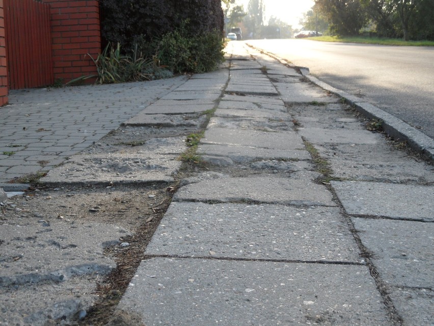 Wiele chodników w Żorach jest w fatalnym stanie, a o remonty trudno.