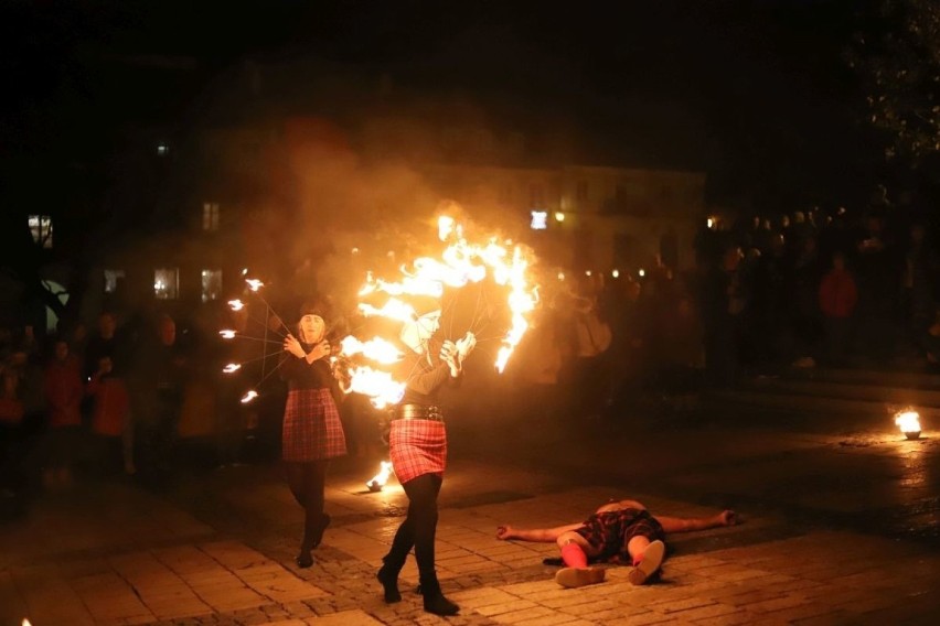 O godzinie 19 na sandomierskim rynku rozpoczął się niezwykły...