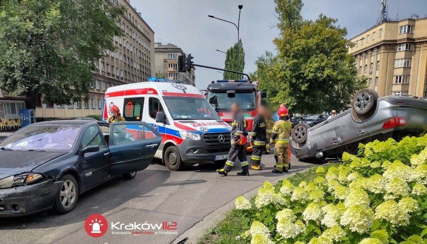 Kraków. Poważny wypadek na Alejach Trzech Wieszczów. Dachowanie auta