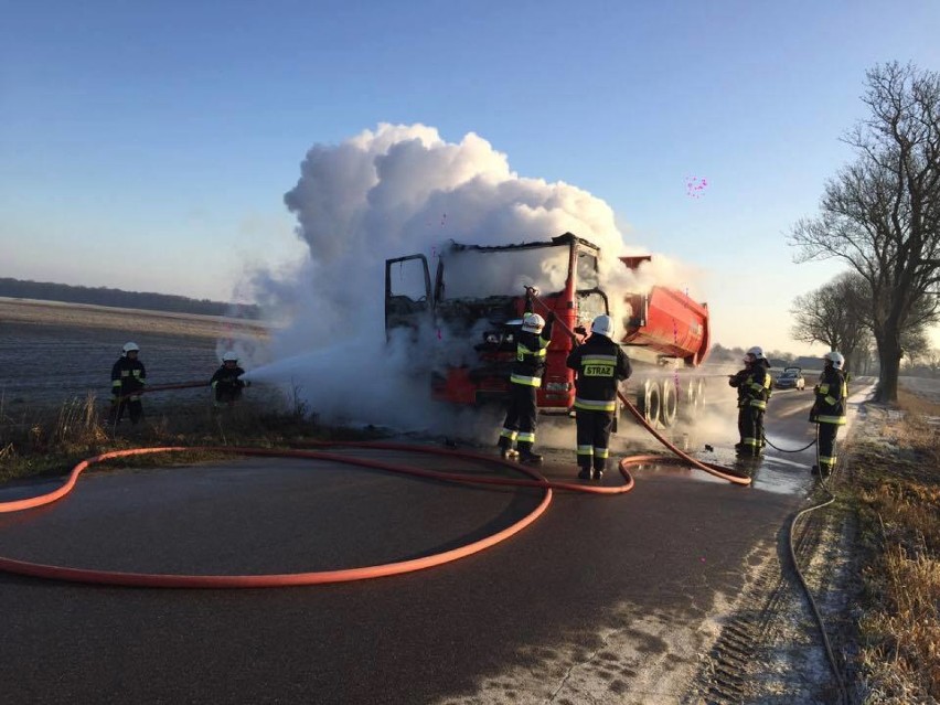 Zapaliła się ciężarówka w Kujawkach 