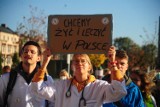 Kraków. Demonstracja "Młodzi solidarnie z Protestem Medyków" przemaszerowała przez Rynek Główny