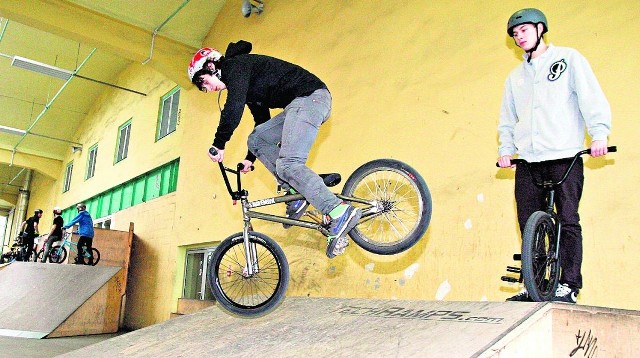 Maciej Paska (z lewej) uczy się nowych trików na BMX-ie w skateparku Zajezdnia 31. Na tym rowerze ćwiczy od półtora roku