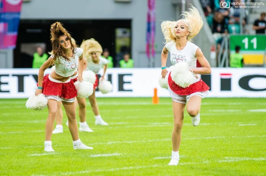 Zmysłowe cheerleaderki zatańczyły na SuperFinale futbolu amerykańskiego [zdjęcia]