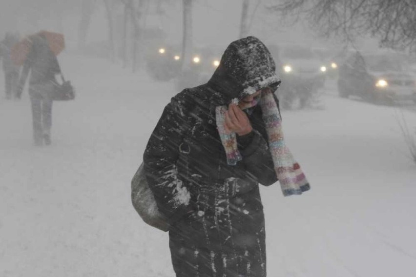 Intensywne opady śniegu w powiecie tomaszowskim. IMGW wydało ostrzeżenie