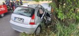 Wypadek w Szczedrzyku. Citroen, którym jechały trzy osoby uderzył w drzewo. Na miejscu lądował śmigłowiec Lotniczego Pogotowia Ratunkowego