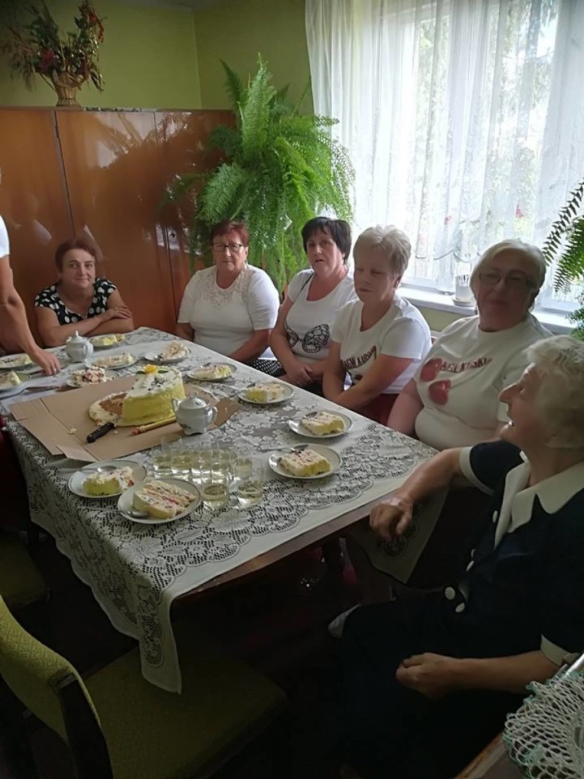 Członkinie KGW Karski oraz sołtys wsi odwiedzają najstarszych mieszkańców sołectwa z okazji ich urodzin