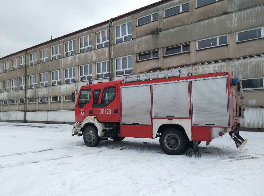 Brzeszcze. 31 strażaków ruszyło gasić pożar gimnazjum. Woźna była szybsza