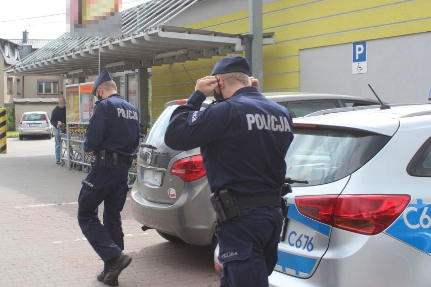 Policjanci odwiedzili kilka sklepów na terenie Lipna. Sprawdzali czy klienci noszą maseczki [zdjęcia]