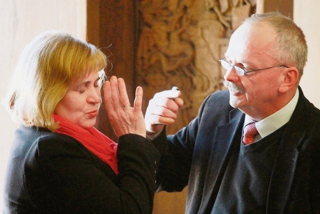 Prezydent  Marcin Zawiła ceni Zofię Czernow za znajomość samorządowych finansów