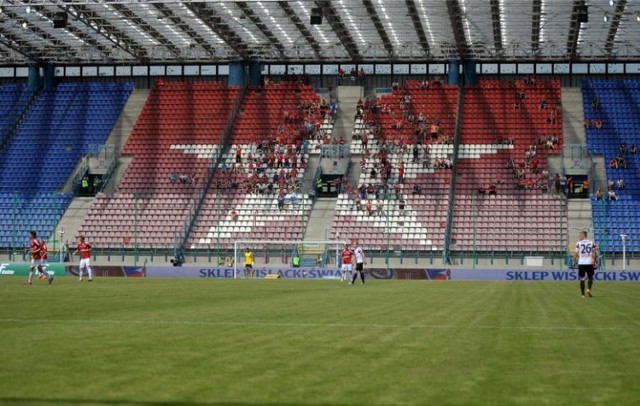 Jeszcze jesienią 2013 roku trybuny na stadionie Wisły wypełniały się kibicami. Później mieliśmy już konflikt i bojkot meczów, rozgrywanych przy ul. Reymonta, który ogłosiło część fanów.