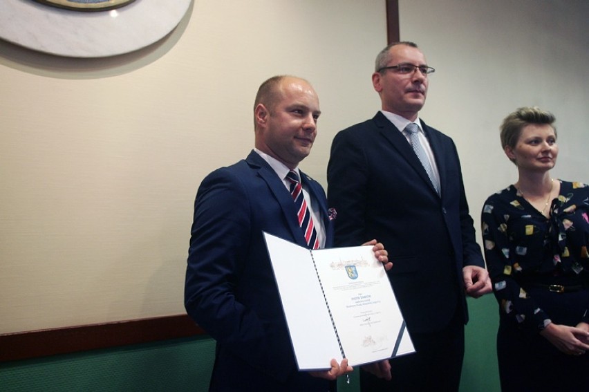 Nowi radni oraz prezydent Tadeusz Krzakowski odebrali zaświadczenia o wyborze [ZDJĘCIA]
