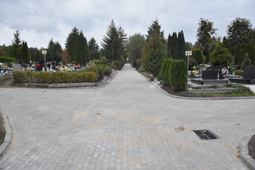 Malbork. Na Cmentarzu Komunalnym jedna z głównych alei wreszcie utwardzona. Suchą stopą na Wszystkich Świętych 
