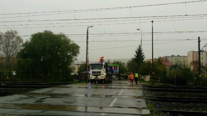 Węzeł integracyjny "Kwiatowa" w Wejherowie. Dzisiaj mamy tunel. Tak kiedyś wyglądał przejazd kolejowy w tym miejscu