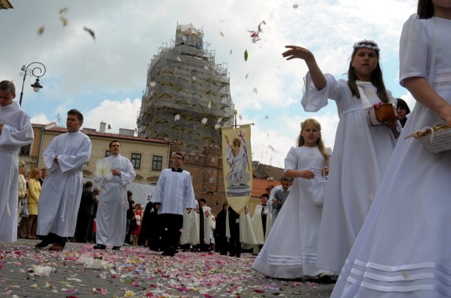 Boże Ciało, czyli Uroczystość Najświętszego Ciała i Krwi Chrystusa to dzień, w którym katolicy wspominają przeistoczenie się chleba i wina w ciało i krew Chrystusa. To święto ruchome.