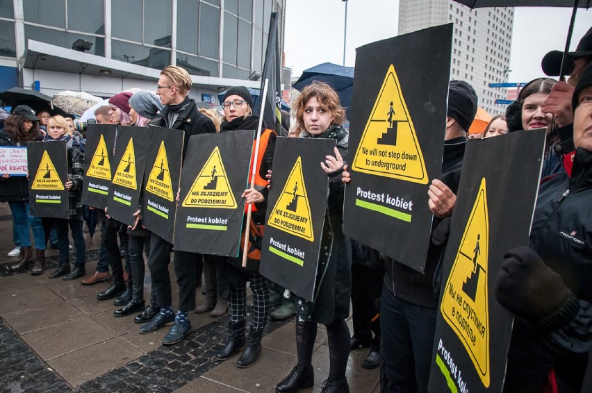 Czarny protest w centrum Warszawy. "Nie schodzimy do...