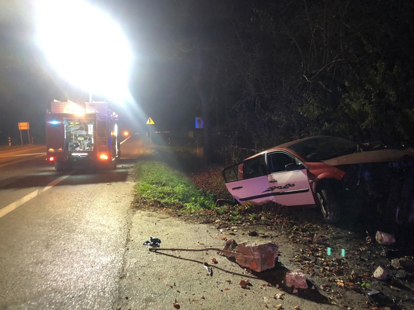 Wypadek w Ostrówku. Auto wypadło z drogi [zdjęcia]