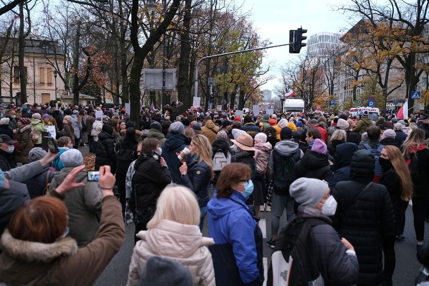 "Ani jednej więcej!". Tłum ludzi na marszu w Warszawie