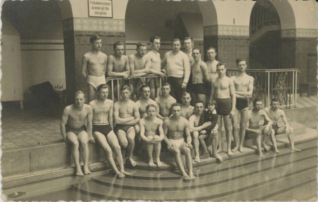 Zawody pływackie w zgierskiej łaźni w latach 30. ub. wieku