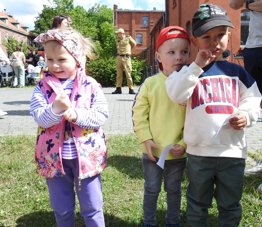 Na piknik z okazji Dnia Dziecka przybyły całe rodziny. Było...