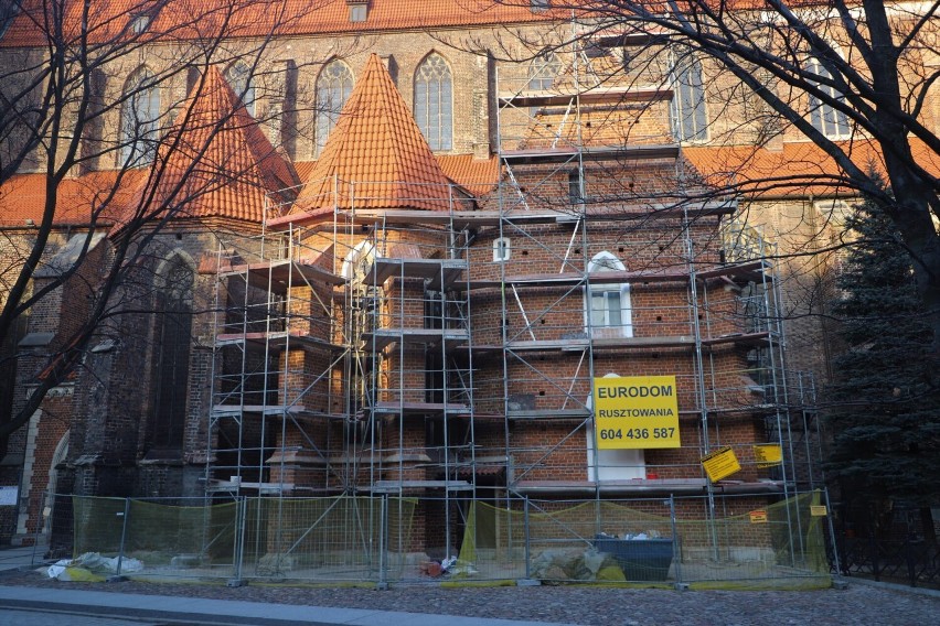 Widać efekt prac remontowych przy kościele Podwyższenia...