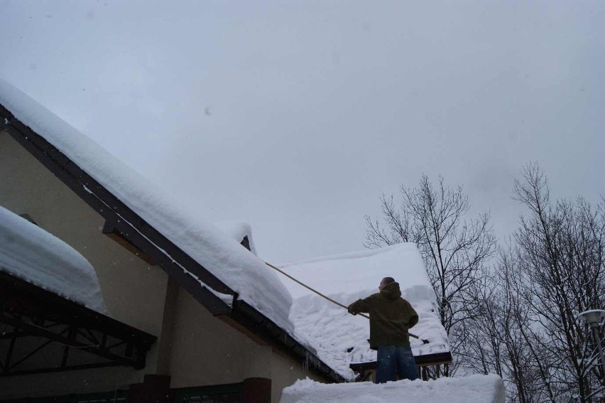 Zakopane: Strach każe odśnieżać dachy