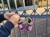 Akcja Baby Shoes Remember przed kościołami. Dziecięce buciki mają być publicznym wyrzutem sumienia dla Kościoła [ZDJĘCIA]