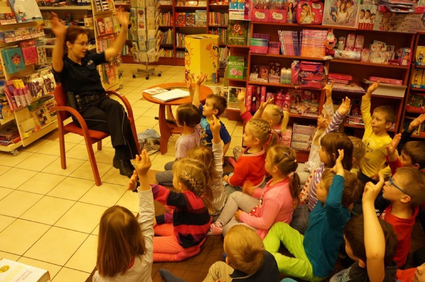 Policja Jastrzębie-Zdrój: Policjanci czytali bajki ZDJĘCIA