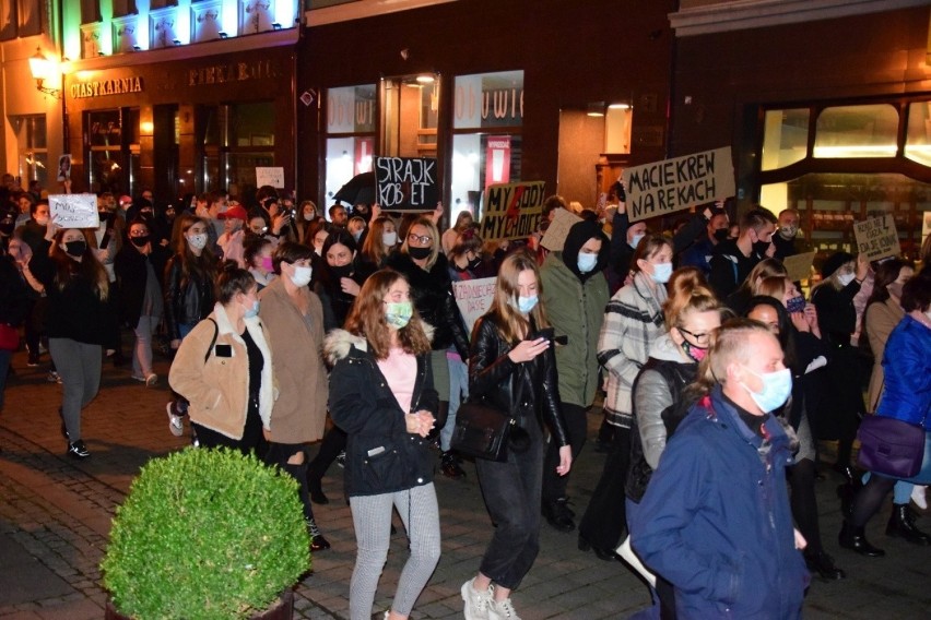 Protestujący przemaszerowali ulicami Inowrocławia....