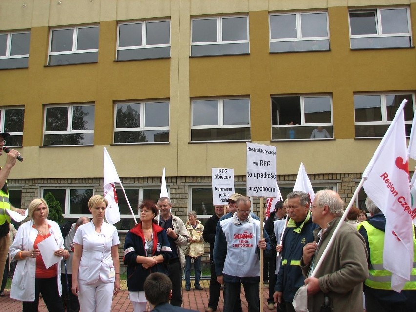 Związkowcy i pacjenci protestowali przed siedzibą Centrum Medycznego Amicus