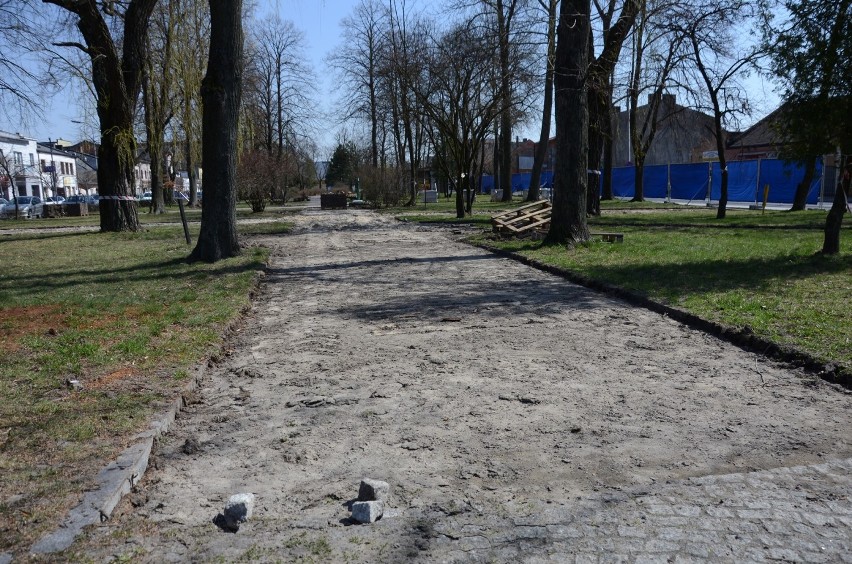Rewitalizacja placu Wolności w Bełchatowie. Co się kryje za płotem na placu Wolności? [ZDJĘCIA]