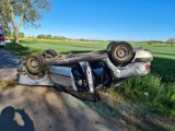 Gm. Malbork. Dachowanie auta, którym jechały cztery osoby [ZDJĘCIA]. Dwie z nich trafiły do szpitali