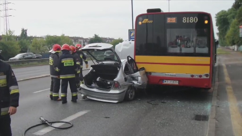 Wypadek w Warszawie. BMW uderzyło w autobus [WIDEO]