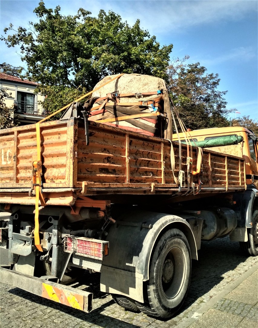 Malbork. ZHP upamiętni tablica na skwerze w centrum miasta. Ważący 7 ton głaz trafił na miejsce