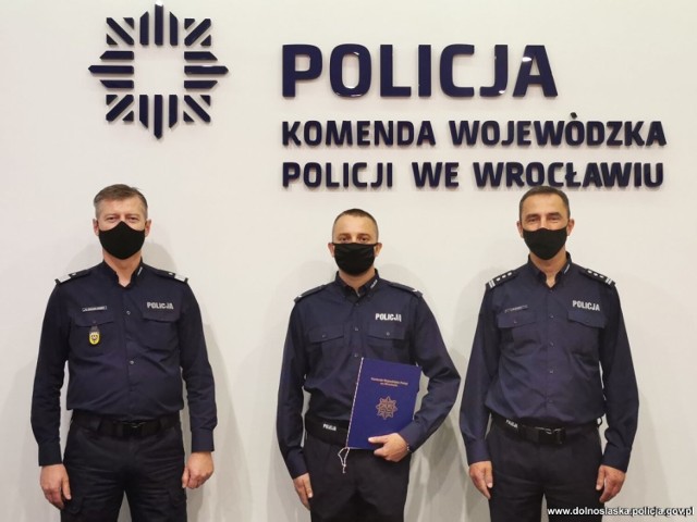 Sierżant Filip Jarzynka odebrał gratulacje od Komendanta Wojewódzkiego Policji we Wrocławiu nadinspektora Dariusza Wesołowskiego