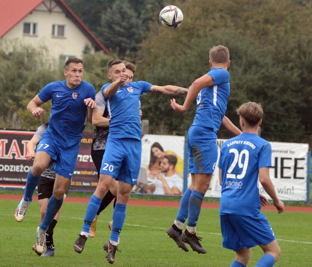 W sobotnim meczu w Ropczycach - Karpaty Krosno (na niebiesko) praktycznie nie przegrywały „powietrznych” pojedynków o piłkę. 